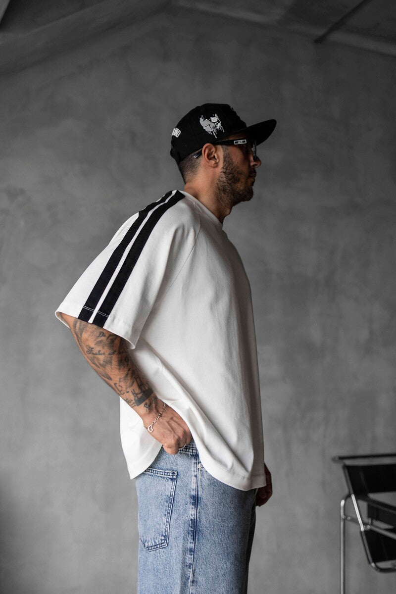 Black Stripes T-Shirt – ხარისხიანი მაისური შავი ზოლებით, შესაფერისი როგორც მამაკაცისთვის, ისე ქალისთვის, საუკეთესო არჩევანი საჩუქრად. თეთრი ზედა შავი ზოლებით