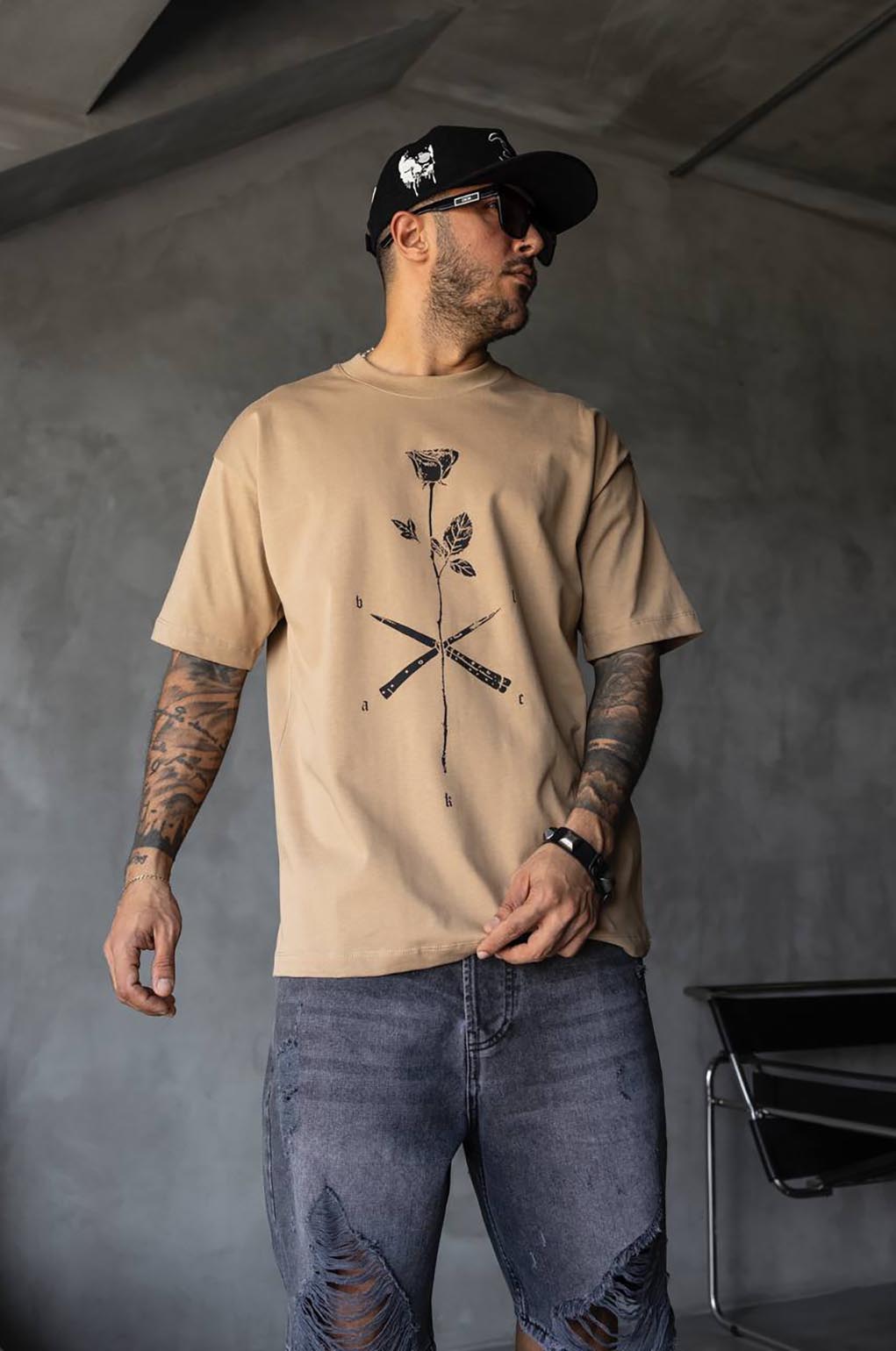 მუქი კრემისფერი Oversize მაისური – ცენტრში დახატული ვარდით, განსხვავებული დიზაინით. იდეალური ზედა მამაკაცისა და ქალისთვის, საუკეთესო საჩუქარი.