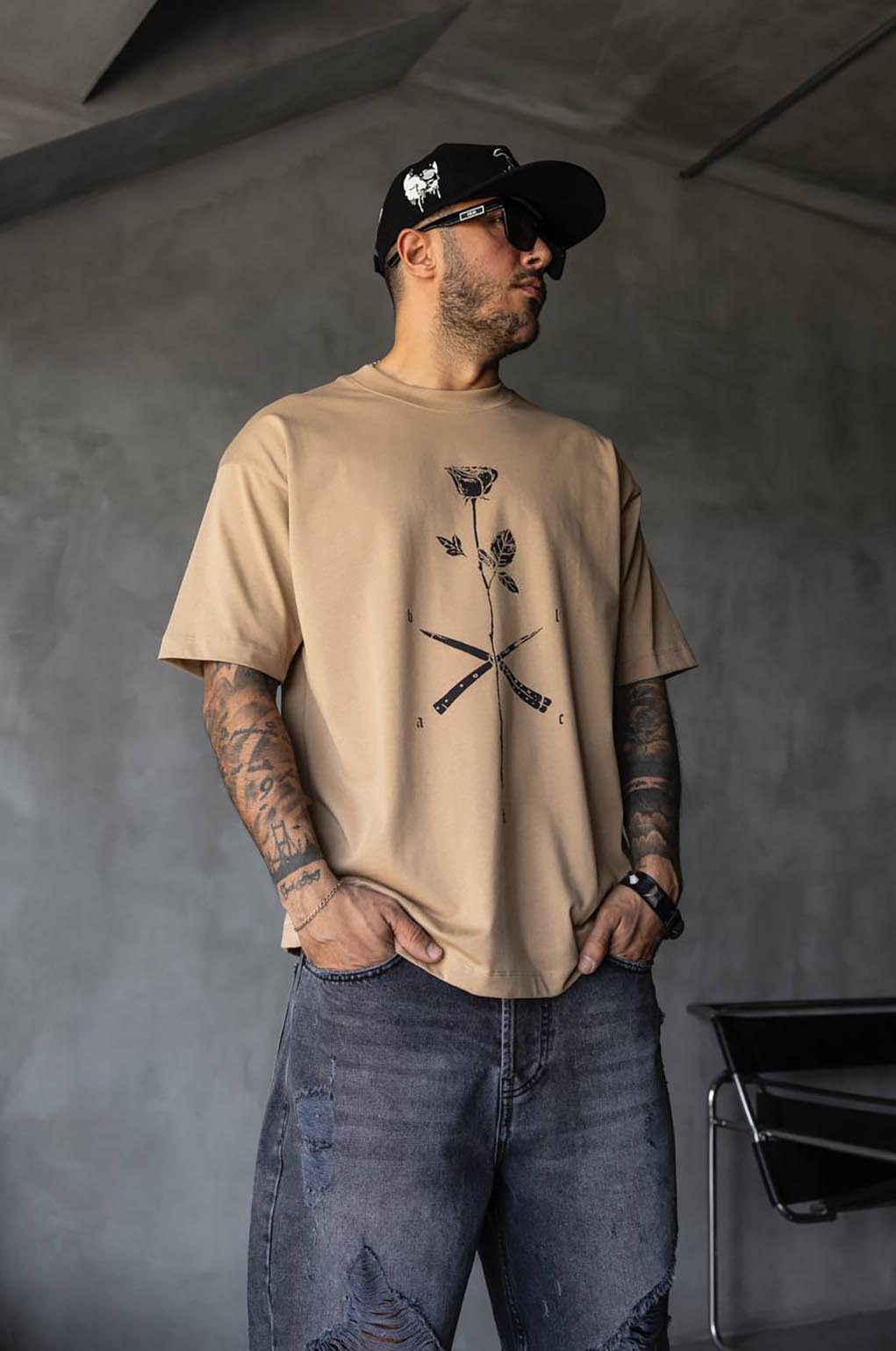 მუქი კრემისფერი Oversize მაისური – ცენტრში დახატული ვარდით, განსხვავებული დიზაინით. იდეალური ზედა მამაკაცისა და ქალისთვის, საუკეთესო საჩუქარი.